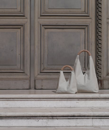 【KAMAROAN（カマロアン）】Woven Triangle Bag 58 -IVORY NATURAL HANDLE