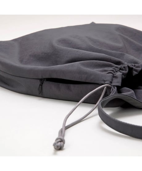 【ERA.（イーラ）】TAS BIG RED CROSS APRON BAG -BLACK