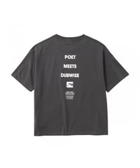 【POET MEETS DUBWISE（ポエトミーツダブワイズ） 】PMD Logo Loose Fit T-Shirt　−SUMI