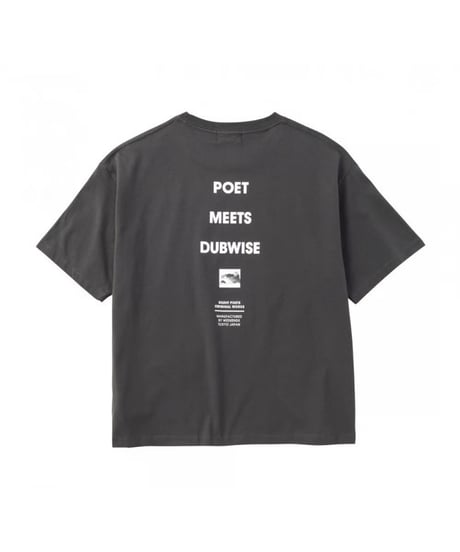 【POET MEETS DUBWISE（ポエトミーツダブワイズ） 】PMD Logo Loose Fit T-Shirt　−SUMI