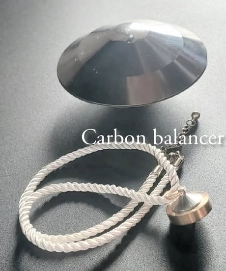 身の回りの電磁波対策に「カーボンバランサーα ネックレスタイプ」