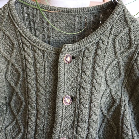 COLLARLESS TYROLEAN CABLE KNIT WOOL CARDIGAN