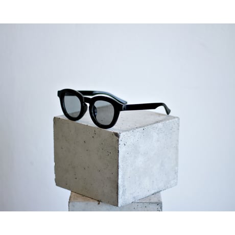 (NEW) Wide Frame Gray Color Lens Shades