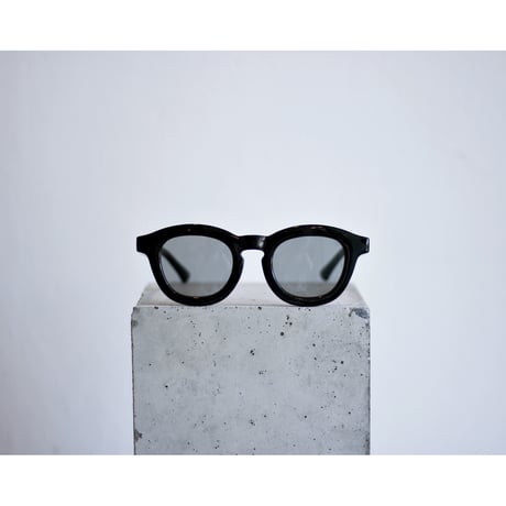 (NEW) Wide Frame Gray Color Lens Shades