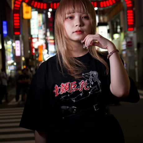 童顔巨乳Tシャツ📺black