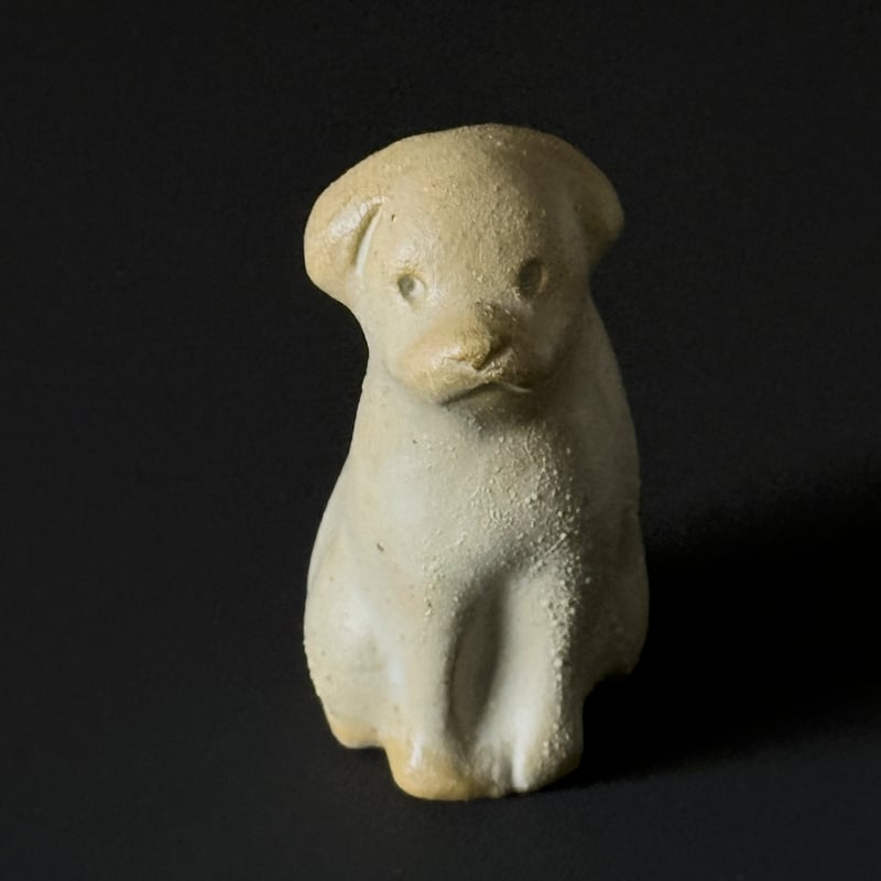 犬の石製置物 ソーラーランプを左手で持ち上げるトイプードル 置物 犬 かわいい 約10cm　大幅値下げ クリーム色と黒の斑点 置物