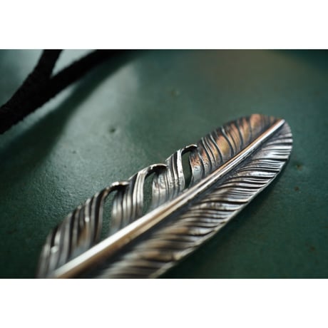 RUSTY FEATHER NECKLACE