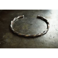 THIN TWIST BANGLE