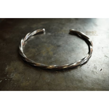 THIN TWIST BANGLE