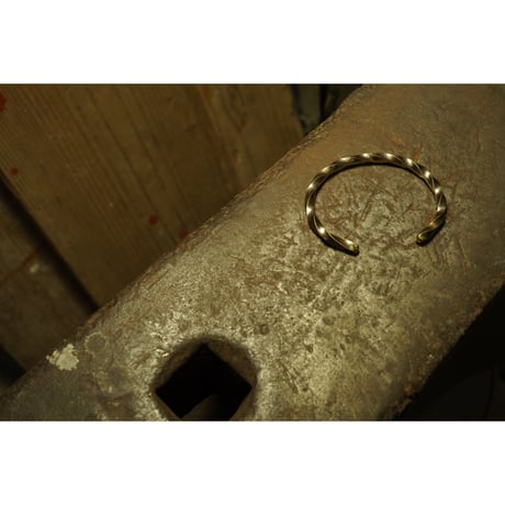 BRASS TWISTBANGLE