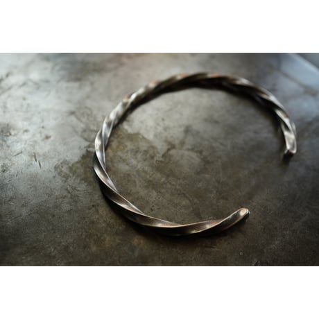THIN TWIST BANGLE