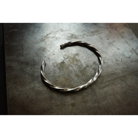 THIN TWIST BANGLE