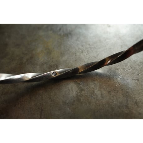 THIN TWIST BANGLE