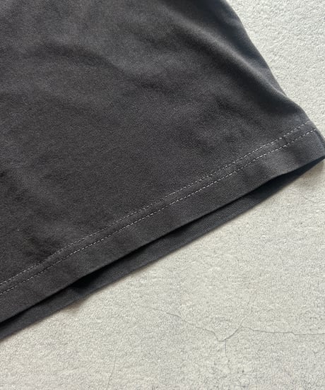 ピグメント加工ロゴプリントtシャツ (チャコールグレー)