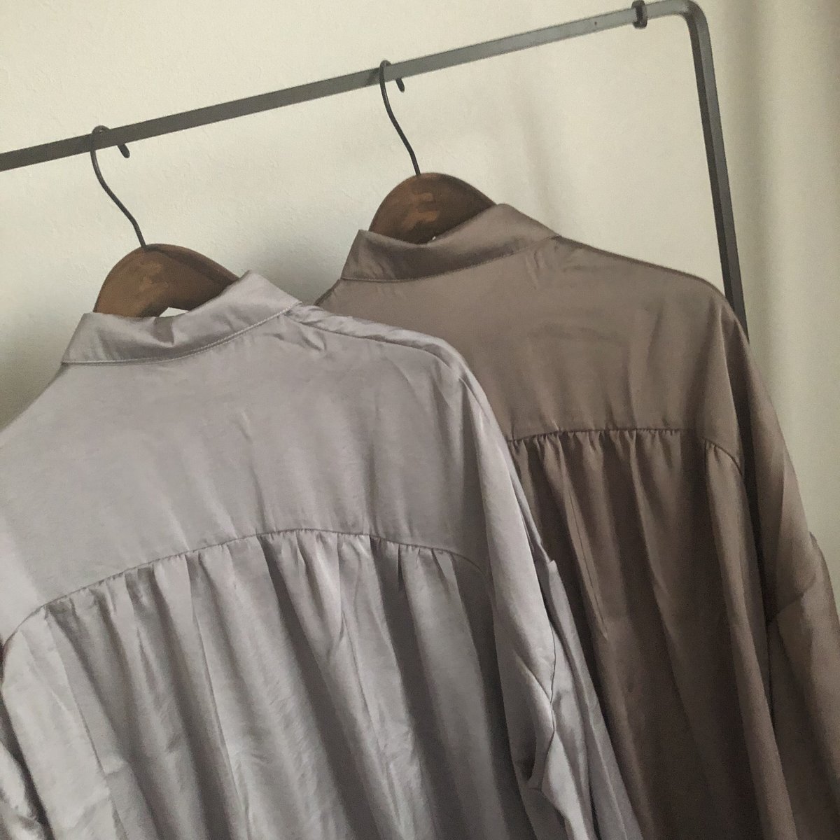 バックギャザーデザインサテンビッグシャツ(モカブラウン) | COPINE