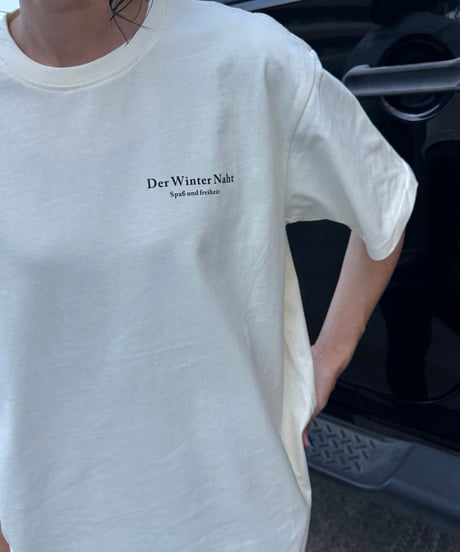 ネックタグ付きロゴプリントTシャツ