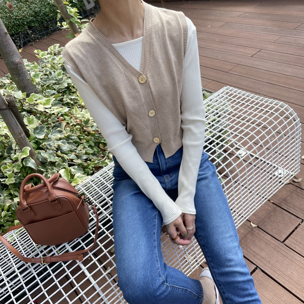 フロントボタンVネックニットベスト(ベージュ） | COPINE