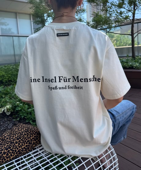 ネックタグ付きロゴプリントTシャツ