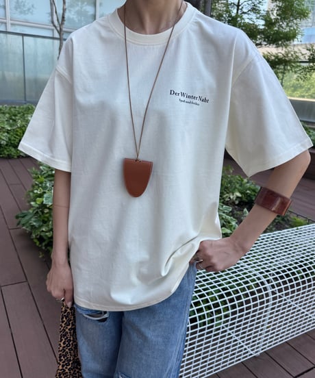 ネックタグ付きロゴプリントTシャツ