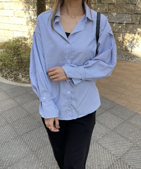 【OUTLET】ボリューム袖バックタック入りストライプシャツ(Mサイズ)
