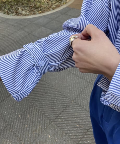 【OUTLET】ボリューム袖バックタック入りストライプシャツ(Mサイズ)