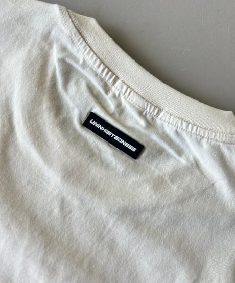 ネックタグ付きロゴプリントTシャツ