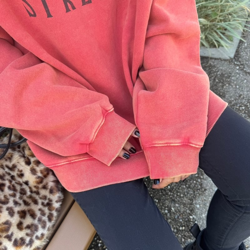 スノーウォッシュ加工ロゴプリントスウェット(レッド) | COPINE