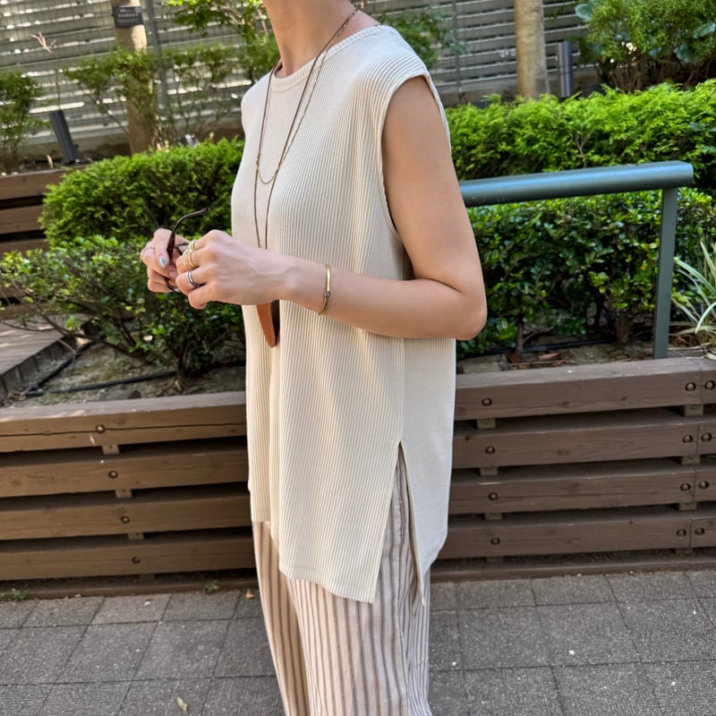 サイドスリットリブノースリーブ(エクリュ) | COPINE