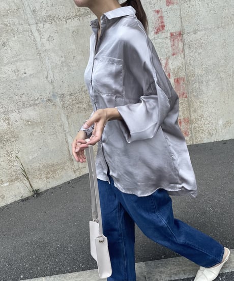 バックギャザーデザインサテンビッグシャツ(グレージュ）
