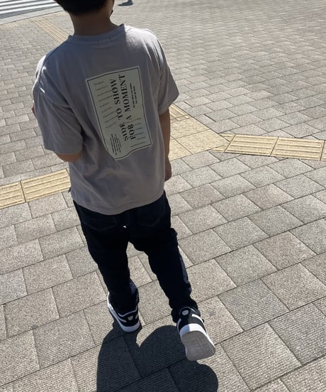 【kids】バックプリントグレージュtシャツ(110〜150)