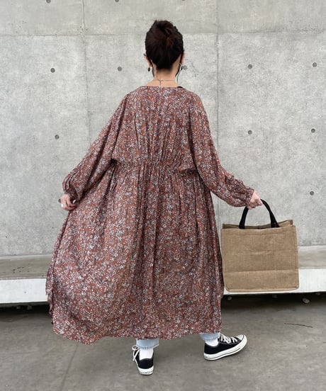 ウエストギャザー小花柄ガウンワンピース(オレンジブラウン)