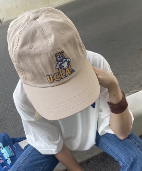 UCLAロゴ刺繍キャップ（ベージュ）