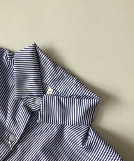 【OUTLET】ボリューム袖バックタック入りストライプシャツ(Mサイズ)