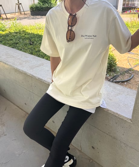 ネックタグ付きロゴプリントTシャツ