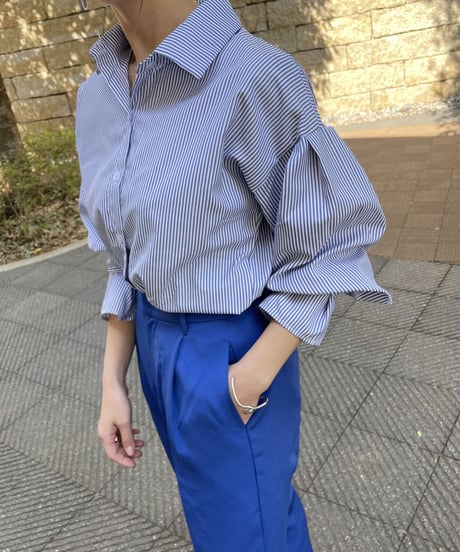 【OUTLET】ボリューム袖バックタック入りストライプシャツ(Mサイズ)