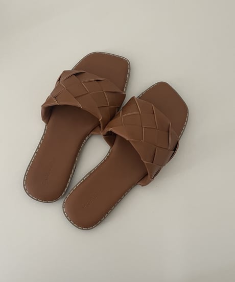 スクエアトゥ編み込みデザインフラットサンダル（2color/2size）