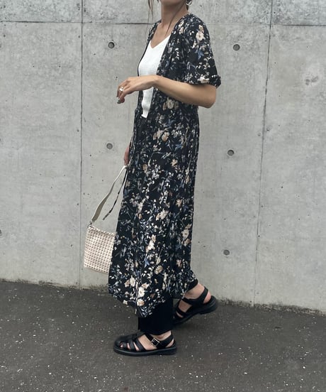 キーネック花柄5分袖ガウンワンピース(ブラック）