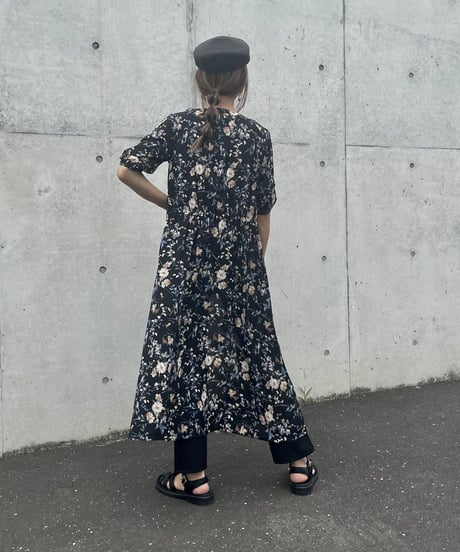 キーネック花柄5分袖ガウンワンピース(ブラック）