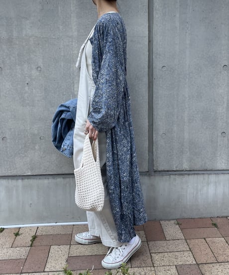 ウエストギャザー小花柄ガウンワンピース（ブルー）
