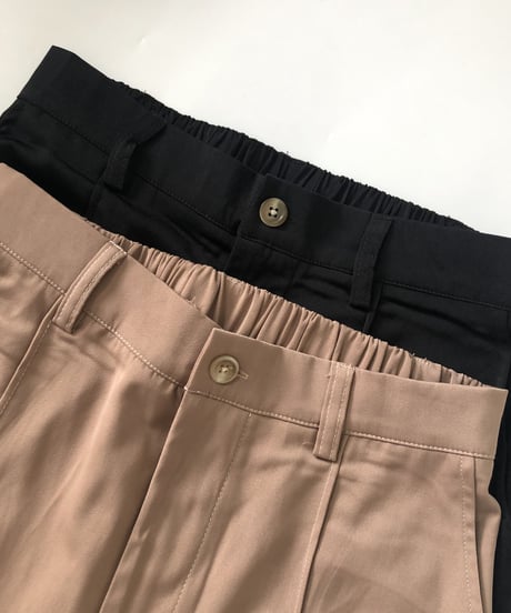 ウエストゴムピンタックサテンパンツ(ブラック）