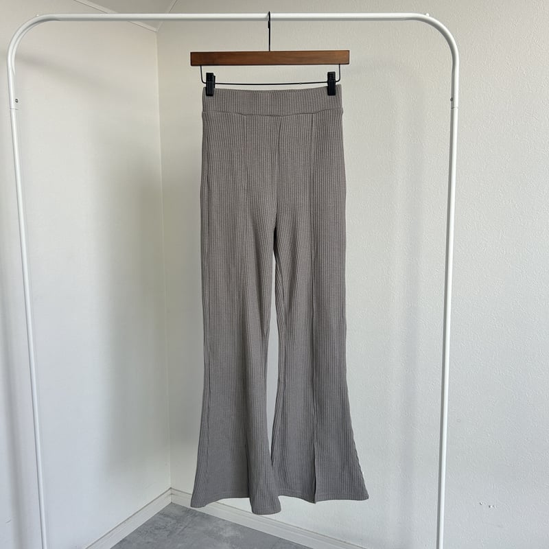 センタースリットワッフルフレアパンツ（グレージュ） | COPINE