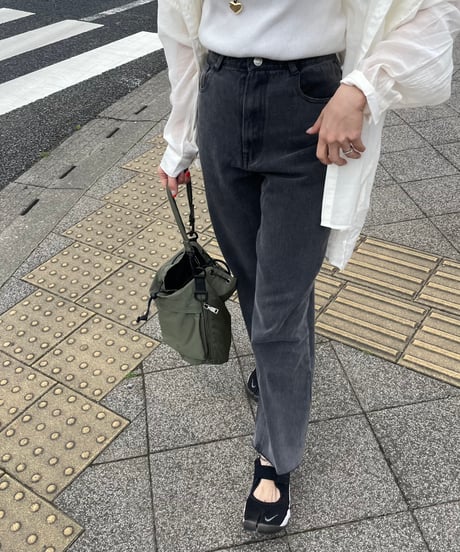 カットオフブラックストレートデニムパンツ
