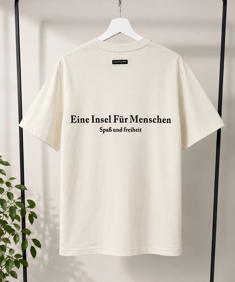 ネックタグ付きロゴプリントTシャツ