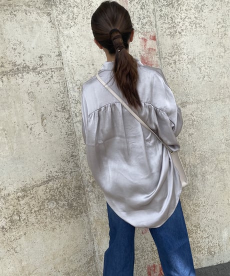 バックギャザーデザインサテンビッグシャツ(グレージュ）