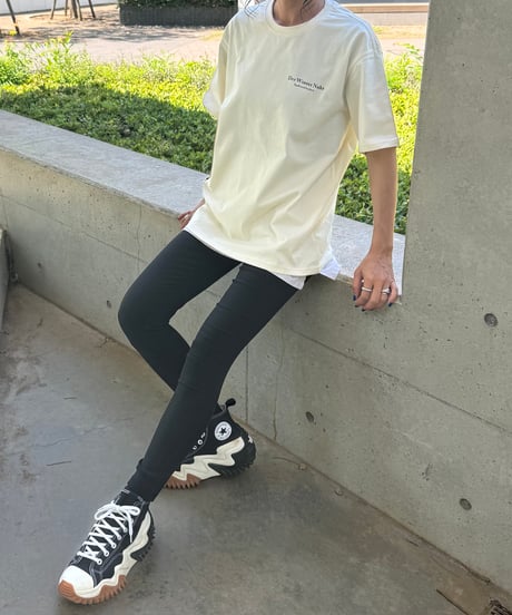 ネックタグ付きロゴプリントTシャツ