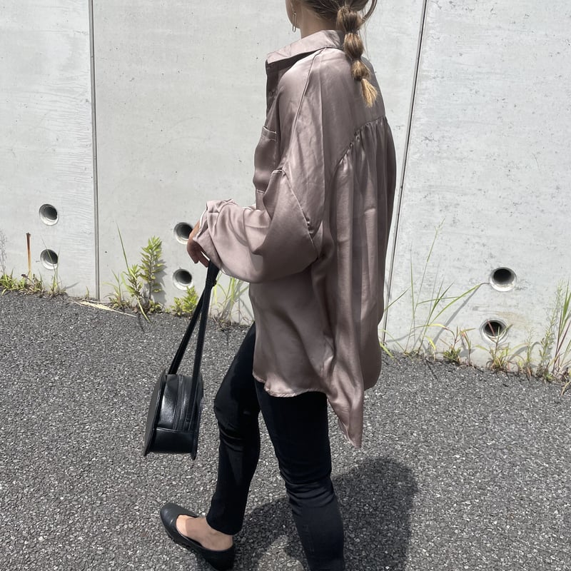 バックギャザーデザインサテンビッグシャツ(モカブラウン) | COPINE