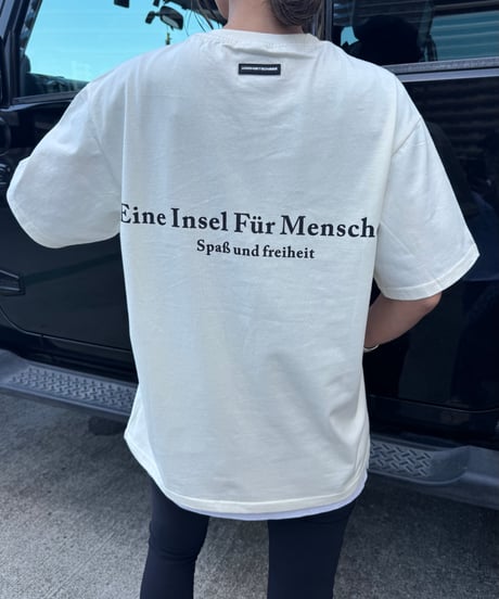 ネックタグ付きロゴプリントTシャツ