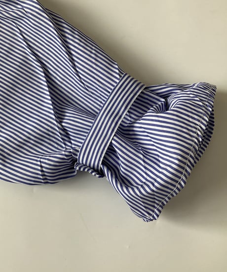 【OUTLET】ボリューム袖バックタック入りストライプシャツ(Mサイズ)
