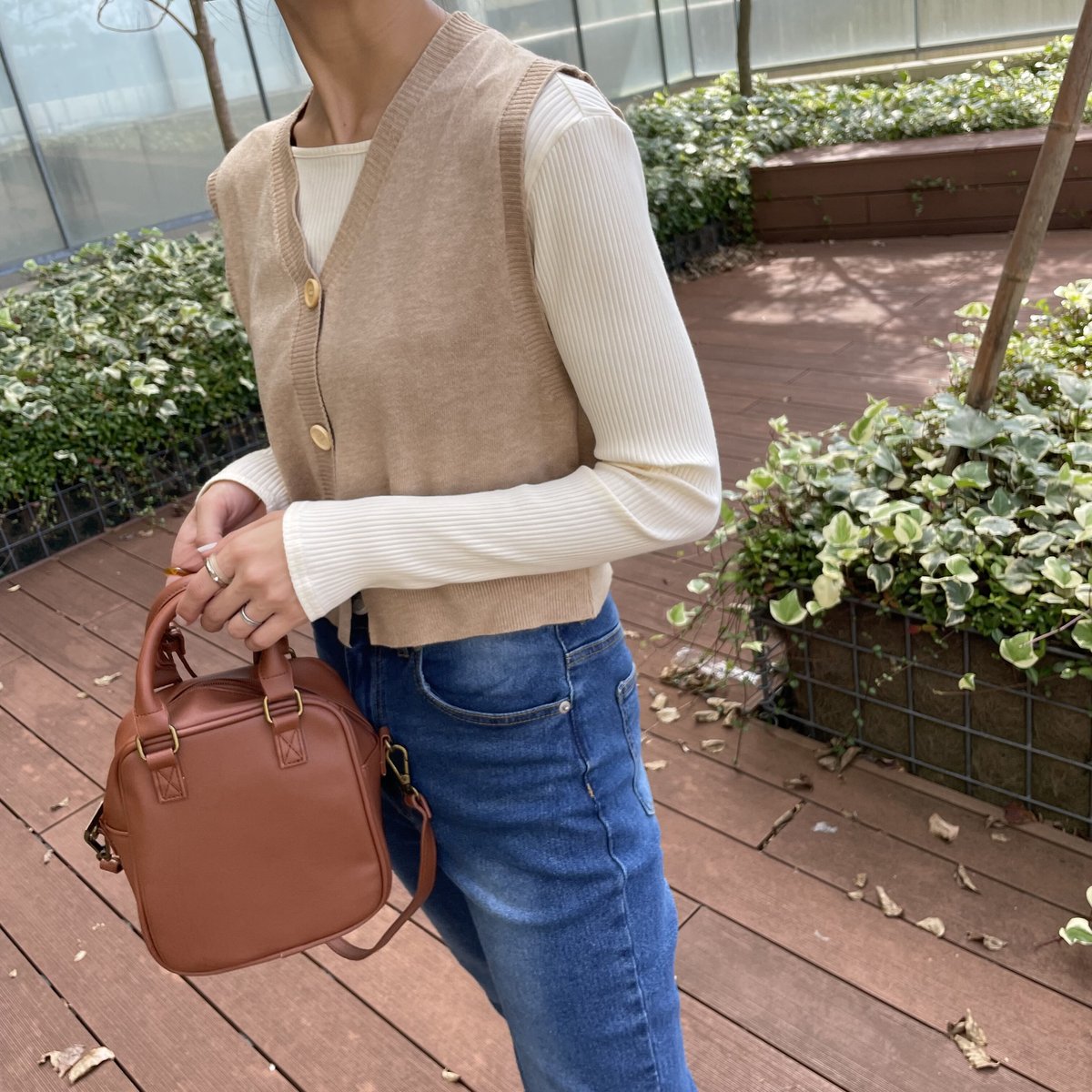 フロントボタンVネックニットベスト(ベージュ） | COPINE