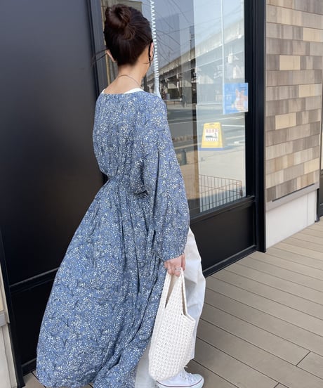 ウエストギャザー小花柄ガウンワンピース（ブルー）